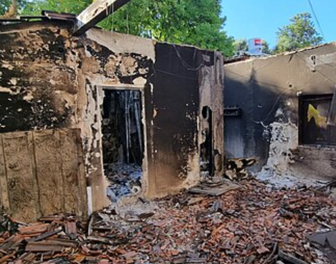 A burnt residential building in Kibbutz Bari after the surprise attack of Hamas on October 7, 2023.  Photo by Yoav Keren, CC BY-SA 4.0, https://commons.wikimedia.org/w/index.php?curid=139016337