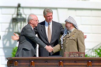 Israeli Prime Minister Yitzhak Rabin, U.S. president Bill Clinton, and PLO chairman Yasser Arafat. Photo by Vince Musi / The White House - gpo.gov - Archived here. Site with better credit info here., Public Domain, https://commons.wikimedia.org/w/index.php?curid=7273344