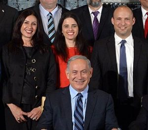 Thirty-fourth government of Israel.  PM Netanyahu at bottom, former PM Naftali Bennett on Right..  Photo by Avi Ohayon / GPO Israel, CC BY-SA 3.0, https://commons.wikimedia.org/w/index.php?curid=48790720