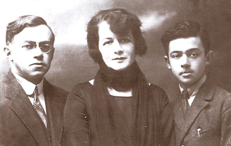 Zeev Jabotinsky with his wife and son Eri (Ari). Photo by Unknown author - Unknown source, Public Domain, https://commons.wikimedia.org/w/index.php?curid=535676
