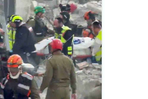 First Responders removing bodily remains from a missile strike in Beit Shemesh, Mar 1, 2026.  Screengrab via X
