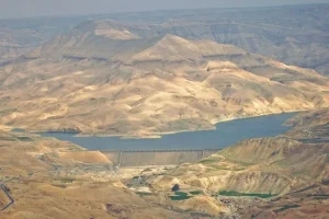  Mujib Dam and reservoir at the head of Wadi Mujib, Jordan. (Photo: Daniel Case/Wikimedia Commons) 