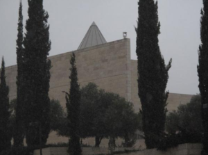 Jerusalem - High Court building.  Photo by www.pikiwiki.org.il, CC BY 2.5, https://commons.wikimedia.org/w/index.php?curid=6022097