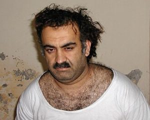Khalid Shaikh Mohamed. By Taget af amerikanske styrker, da KSM blev pågrebet - https://commons.wikimedia.org/wiki/File:090909-Mohammed1-vmed-9a.jpg, Public Domain, https://commons.wikimedia.org/w/index.php?curid=142974346
