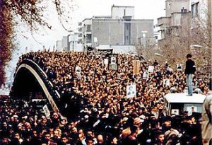 Mass demonstrations protesting against the Shah in 1978 at College Bridge, Tehran. By Unknown author - Transferred from en.wikipedia to Commons by Tran_Quoc123 using CommonsHelper., GFDL, https://commons.wikimedia.org/w/index.php?curid=5045878