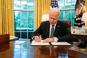 President Joe Biden signs an executive order. By The White House - https://twitter.com/WhiteHouse/status/1392653748103692288, Public Domain, https://commons.wikimedia.org/w/index.php?curid=105875222