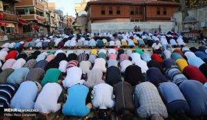 Muslims perform the Eid Al-Adha prayer at Eyup Sultan Mosque, Reza Zanganeh, Creative Commons Attribution 4.0